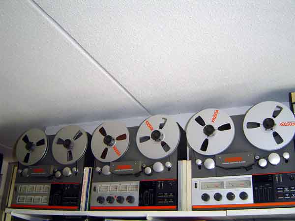 Overzichtsfoto van 3 Fostex recorders, van links naar rechts, de A-8, A-4 en de A-2