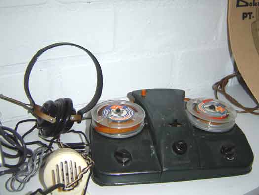 Teltape  Type Bambinophon     Dit was de eerste recorder ter wereld met transistors (3 stuks) en is alleen te beluisteren met hoofdtelefoon.